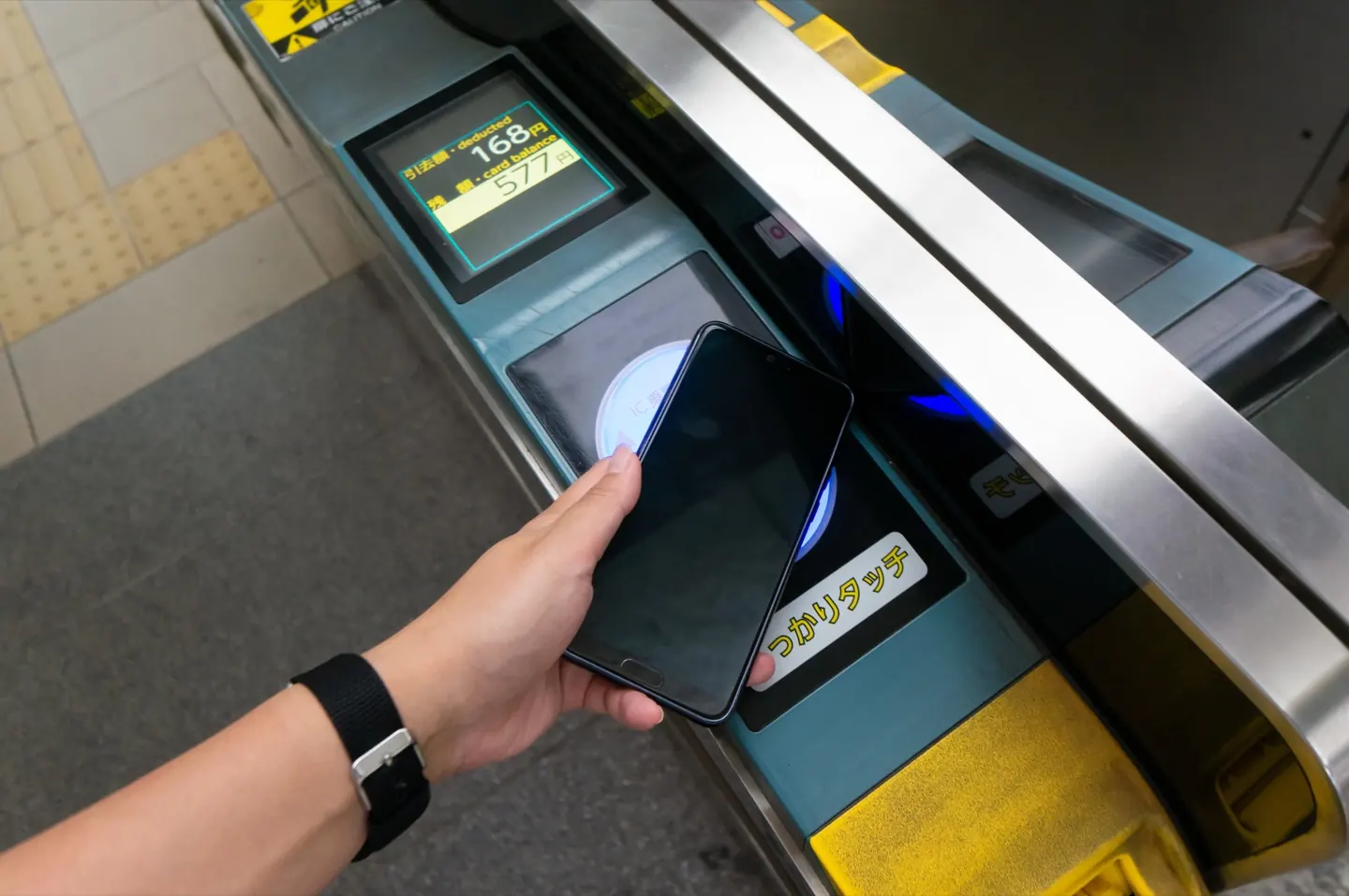 لمس بطاقة IC أو الهاتف على البوابة